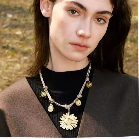 Boho Rope Chain Daisy Charm Necklace – Artistic, Light, and Beautifully Unique - Picture 1 of 13